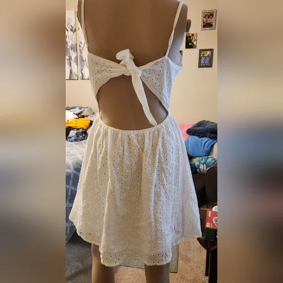 Elegant White Eyelet Dress - Picture 2 of 3